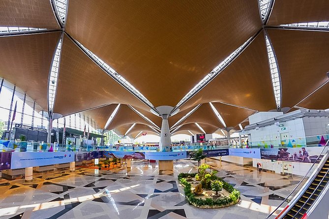 Arrival Transfer : Kuala Lumpur Airport - On the route: Putrajaya bridges and a man-made lake photo pause