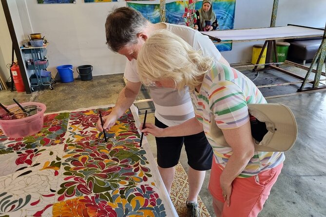 Batu Caves & Genting Highlands Highlights with Cultural Crafts - Jadi Batek Gallery: Watching Batik Designed and Printed