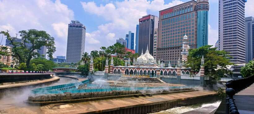 Best of Kuala Lumpur Tour with Twin Tower Entry - Istana Negara, National Monument, and the National Mosque in One Chain