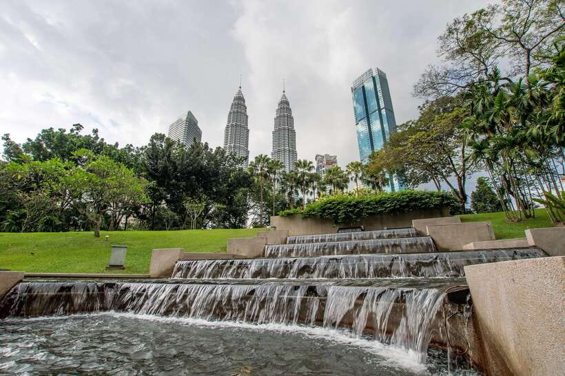 Best of Kuala Lumpur Tour with Twin Tower Entry - Chinatown to Central Market: Temples, Crafts, and a Food Stop
