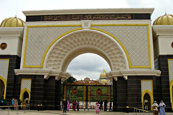 Cruise Shore Excursions: Port Klang - Istana Negara, the National Monument, and Merdeka Square: photos with meaning
