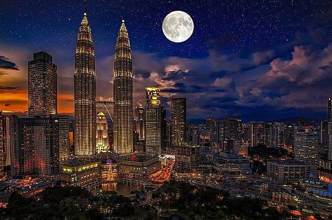 Discover The Best of Kuala Lumpur by Night - Guide and Driver Style: Why the Night Feels Easy