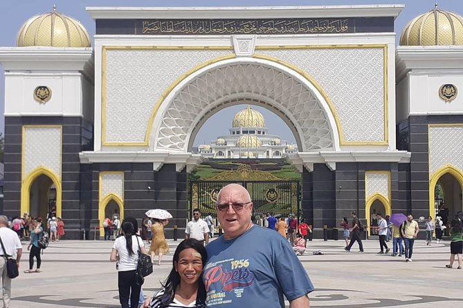 Explore Kuala Lumpur: Iconic City Landmarks & Batu Caves - H2: Batu Caves and the golden Murugan statue in 45 minutes