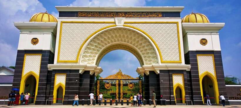 From KLIA or Port Klang: Kuala Lumpur Transit Tour - KL’s photo stops and snack break: River of Life, I Love KL, and more