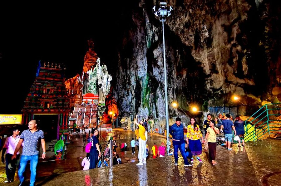 From Kuala Lumpur: Batu Caves Cultural Temple Tour - Masjid Negara: Masjid Negara’s 13 acres and modern design symbolism