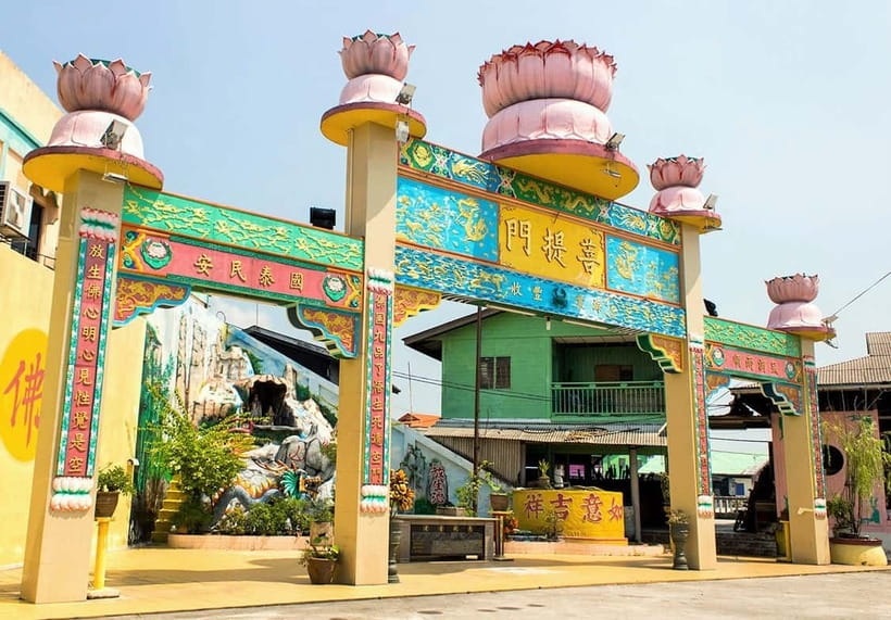 From Kuala Lumpur: Crab Island Tour with Seafood Lunch - Seafood lunch with herbal Chinese tea: what you’re actually paying for