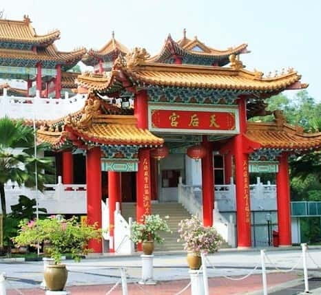 From Kuala Lumpur: Crab Island Tour with Seafood Lunch - Temple and palace photo stops in KL: quick culture with less stress