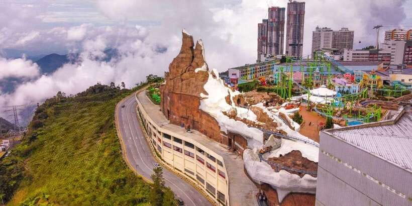 From Kuala Lumpur: Genting Highlands Day Tour & Gondola Ride - What the two-way gondola ride adds to the whole day