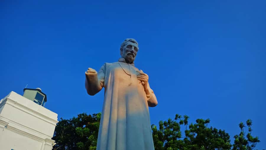 From Kuala Lumpur: Private Full Day Tour to Malacca - Dutch Square and Queen Victoria Fountain: Red Buildings, Power, and Propaganda