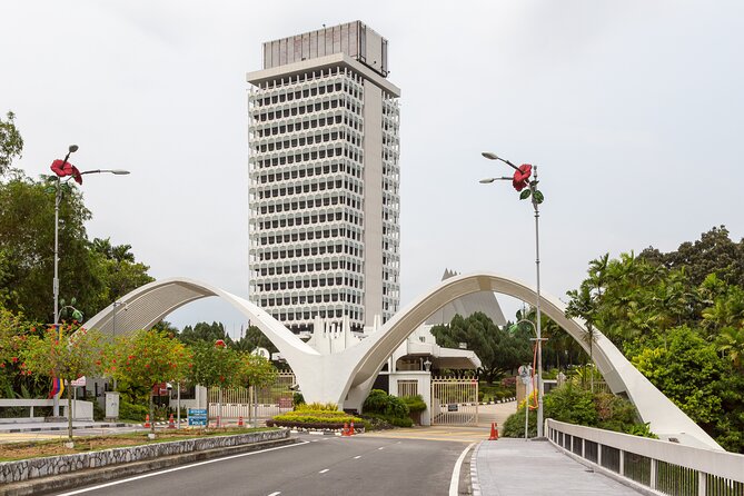 Full Day Kuala Lumpur City Tour with Petronas Twin Tower Tickets - Chinese Temples and Hindu Shrines: The City’s Side Streets Matter