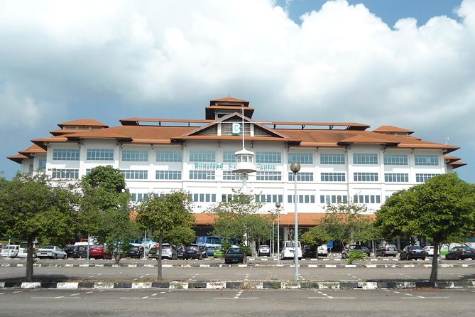 Kuala Lumpur (17 Attractions) Sightseeing Tour from Port Klang - Religious landmarks: Thean Hou, Sri Maha Mariamman, Masjid Negara, and Jamek Mosque