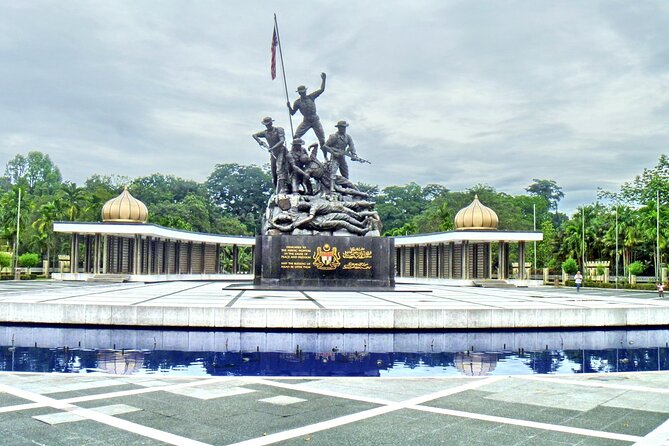 Kuala Lumpur City & Batu Caves Temple Private Tour - Petronas Twin Towers: making the included admission count