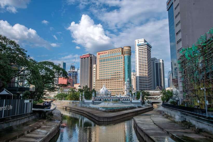 Kuala Lumpur: City Tour & Batu Caves Combo - Batik CHONG workshop: watching art happen (and spotting what you’ll actually want to buy)