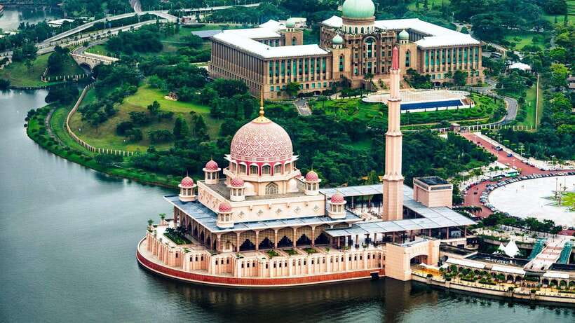 Kuala Lumpur: City Tour, KL Tower Ticket & Putrajaya w/ Boat - KL in a compact loop: Petronas, Sultan Abdul Samad, and Merdeka Square