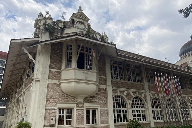Kuala Lumpur Colonial History Walk - Private Guided Tour - Selangor Club and Queen Victoria Fountain: Who Belonged, Who Waited