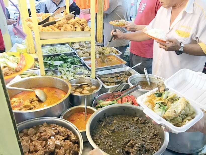 Kuala Lumpur: Evening Food Tour by Bike - Petronas Twin Towers Backdrop: More Than a Photo Stop