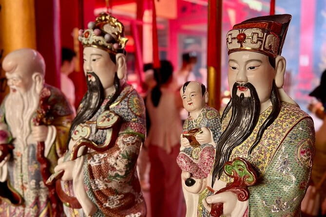 Kuala Lumpur Food Tour with 12+ Authentic Dishes & Local Secrets - Stop 2: Lorong Panggung street art lanes and old shopfronts
