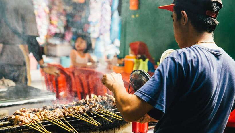 Kuala Lumpur: Local Street Food Night Tour - Jalan Alor: where your guide earns their dinner