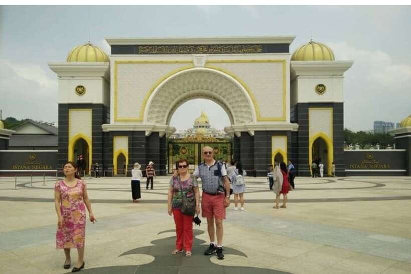 Kuala Lumpur: Private custom walking tour with a local guide - Photo stop to first sights: what “main tourist sights” usually means
