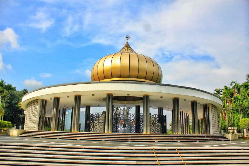 Kuala Lumpur: Private Half-Day City Tour - Golden Triangle drive-past: shopping streets and business spine