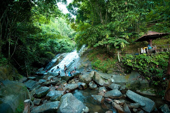 Kuala Lumpur Private Tour to Batu Caves Hotsprings And Waterfalls - Guides That Can Make or Break the Experience