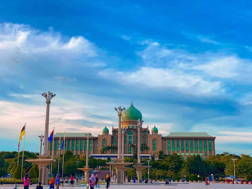 Kuala Lumpur: Putrajaya Tour Half Day Tour [Shared/Private] - Getting to Putrajaya: a quick change of pace from Kuala Lumpur