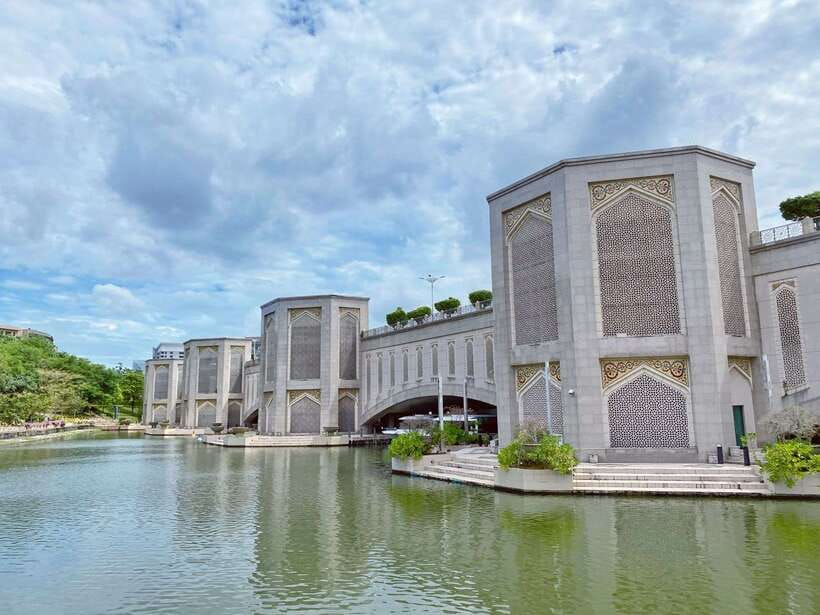 Kuala Lumpur: Putrajaya Tour Half Day Tour [Shared/Private] - Government Centre stops: Perdana Putra, the prime-minister area, and Putra Bridge