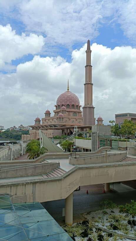Kuala Lumpur: Putrajaya Tour with Hotel Pickup - Taman Warisan Agricultural Heritage Park: Rubber Tapping and Plant-to-Product Reality