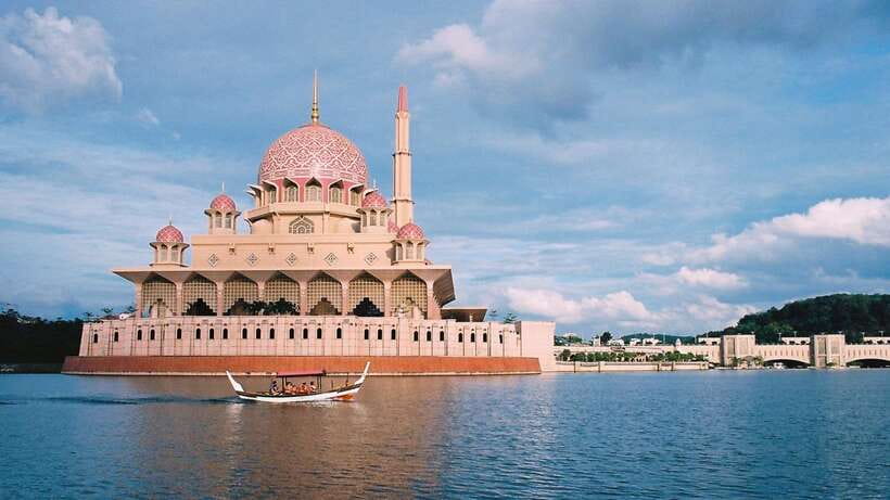 Kuala Lumpur: Putrajaya Tour with Traditional Boat Cruise - Key things that make this tour worth your time