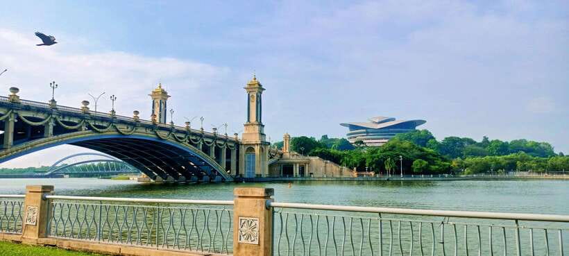 Kuala Lumpur: Putrajaya Tour with Traditional Boat Cruise - Putrajaya in one half-day: the practical appeal