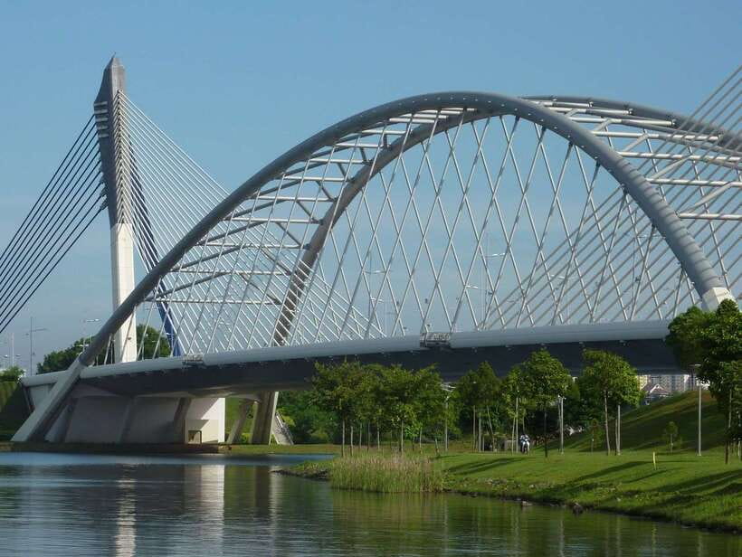 Kuala Lumpur: Putrajaya Tour with Traditional Boat Cruise - Prime Minister’s Office and the ceremonial feel of Putrajaya