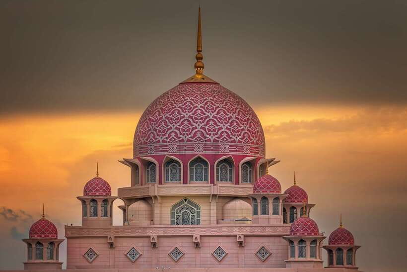 Kuala Lumpur: Putrajaya Tour with Traditional Boat Cruise - Putra Mosque: the pink dome, the minarets, and the lakeside calm