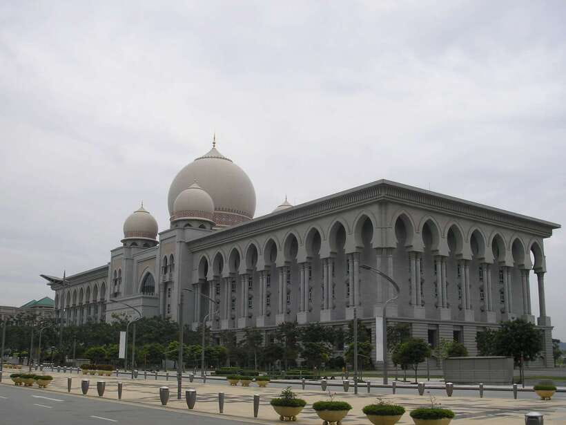 Kuala Lumpur: Putrajaya Tour with Traditional Boat Cruise - Putra Dataran and lakeside sightseeing: turning the cruise into a story