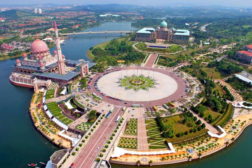 Kuala Lumpur: Putrajaya Tour with Traditional Boat Cruise - Bridges and ministry offices: the ceremonial details you’ll notice later
