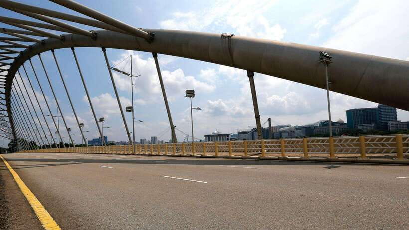 Kuala Lumpur: Putrajaya Tour with Traditional Boat Cruise - Getting from Kuala Lumpur to Putrajaya without sweating the details