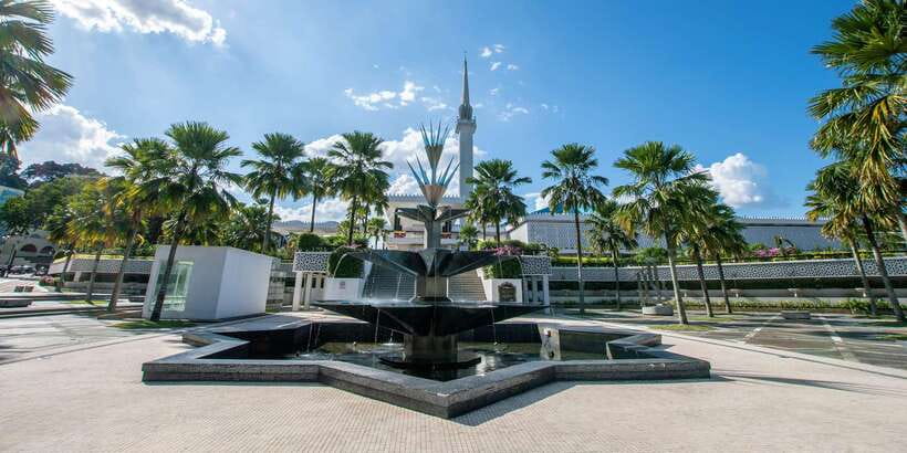 Kuala Lumpur: Temple & Shrine Private Half Day Tour - Buddhist Maha Vihara: traditional Sri Lankan carvings and Buddhas