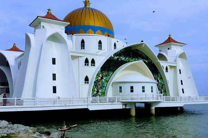 Malacca Day Tour - Dutch Square and the Stadhuys: the Red Building sets the theme