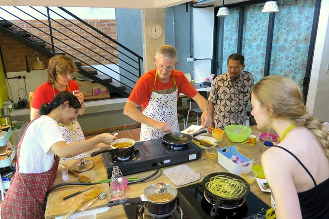 Market Visit & Private Hands-on Cooking Class at Daun Senja - Cheras at 8:00 am: why this starts where locals actually eat