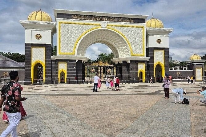 Private Half-Day Cultural Tour in Kuala Lumpur - Stop 3: Thean Hou Temple, a six-tier Chinese landmark