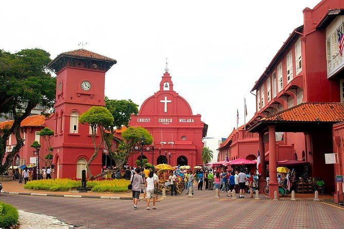 Private Tour: 3 in 1 Day Trip to Batu Caves, Bukit Melawati & Fireflies - Guide quality and comfort: English storytelling, air-conditioning, and traffic-smarts