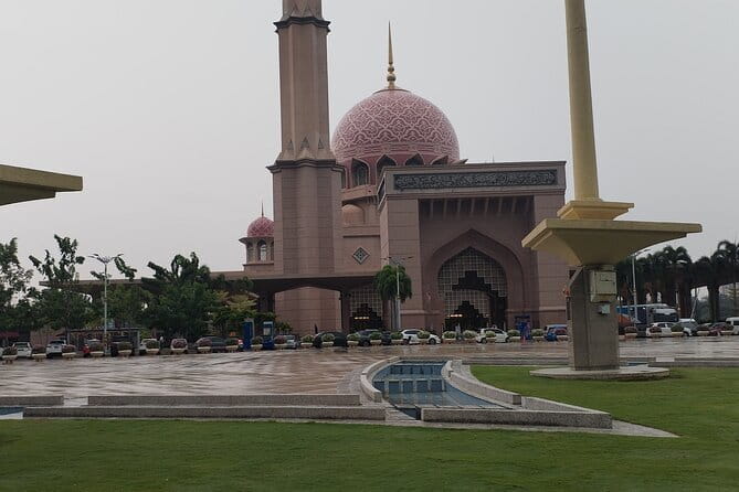 Putrajaya Tour From Kuala Lumpur Includes Batu Caves - Perdana Putra: the Prime Minister’s office complex on the main hill