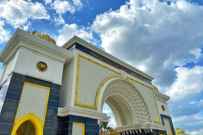 Transit Tour Private Tour (Ex Port Klang Cruise Centre/KLIA 1 &2) - Royal postcard stops: King Palace and Petronas Twin Towers